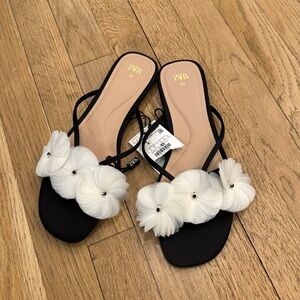 Zara women's sandals with gorgeous flower detail